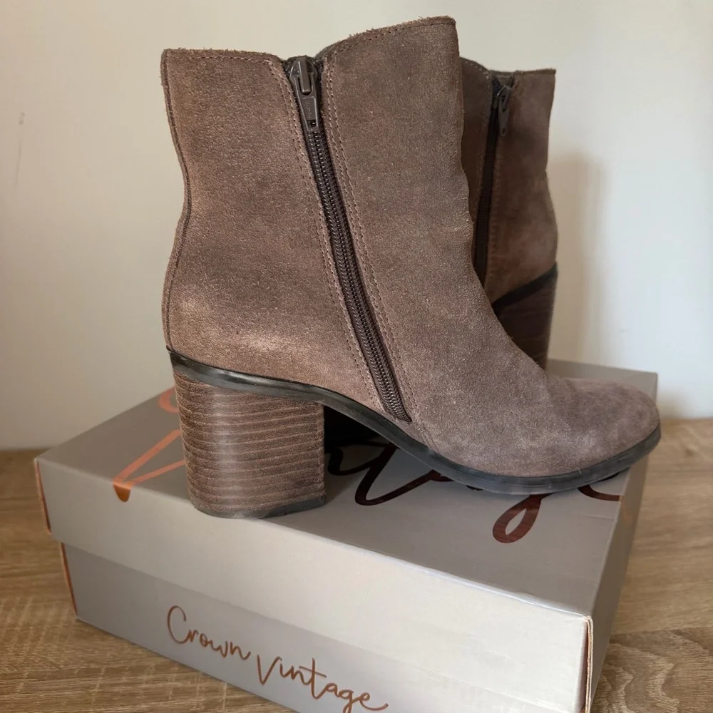 Crown Vintage Suede Dark Taupe Heeled Ankle Boots Size 8.5